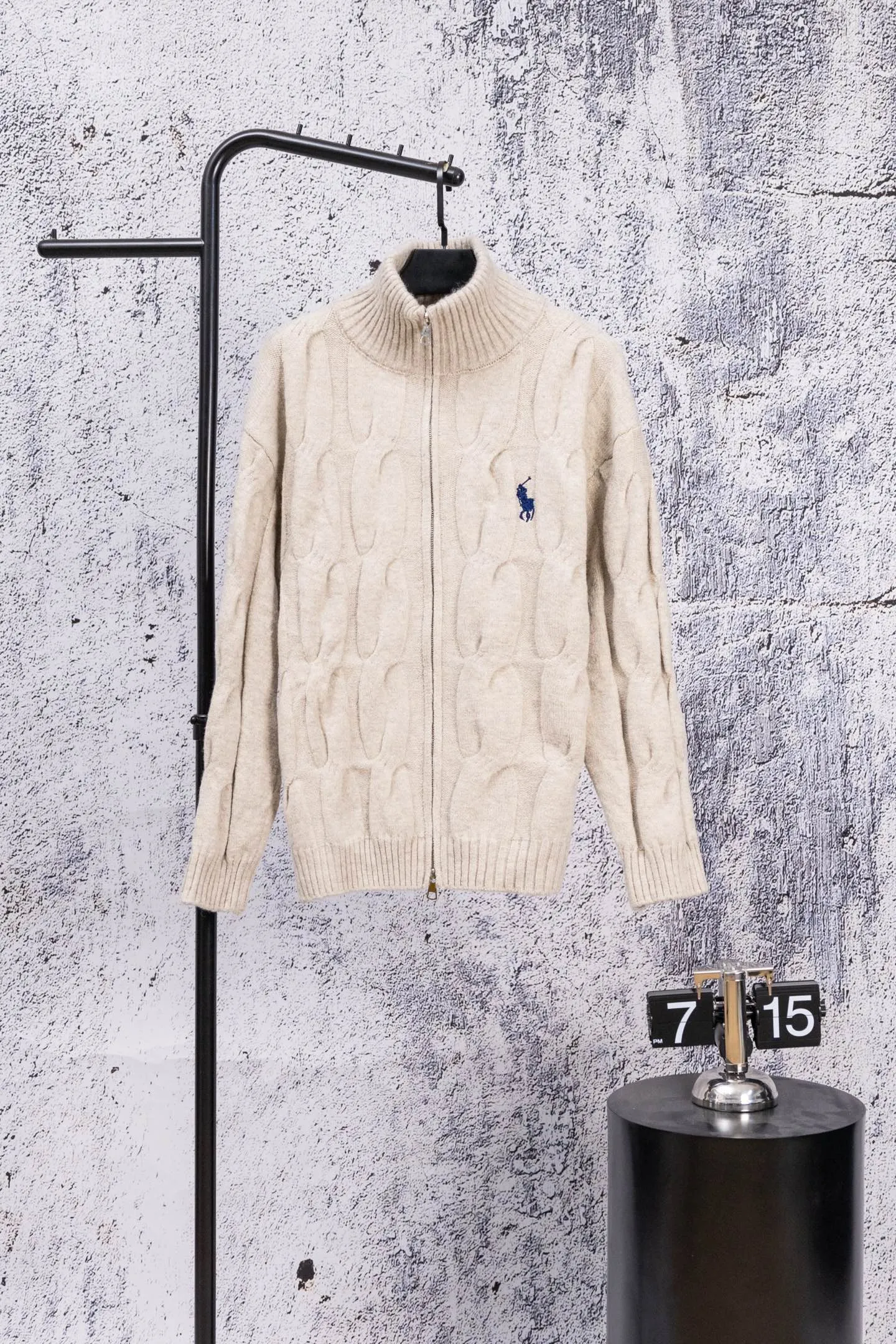 P190 Ralph Lauren 2026 new blended twist craft autumn and winter high-quality double zipper stand collar knitted cardigan jacket. Its design is really amazing. The blended twist craft makes it full of texture. The double zipper stand collar design is not only warm but also super stylish. Wearing it instantly enhances your temperament. Whether it is paired with a dress or jeans, it can be easily worn, showing a high-end feel in autumn and winter. The colors are also super nice, and each one is super elegant. Wearing them while walking on the street will turn heads 100% of the time. 🎺 This autumn and winter, buy yourself a warm and fashionable jacket, so that you can look beautiful in the cold weather. Size: S M L Color: Beige Black Gray